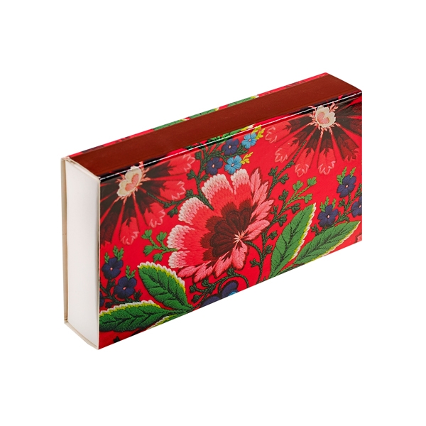 Tändsticksask röd med mönster av blommor från yllebroderi Dala-Floda. Långa stickor asken är 11x6,5x2cm